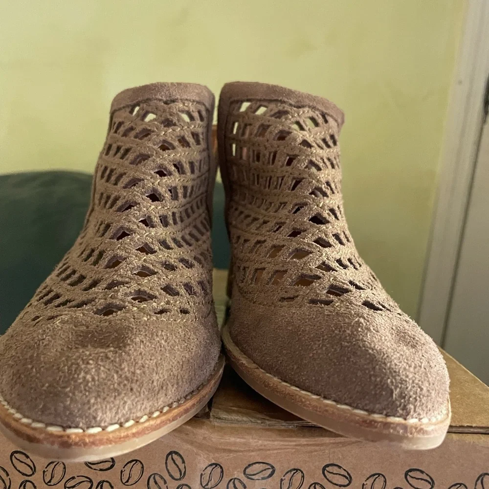 Jeffrey Campbell brown suede bootie size 7.5.
$4.99 shipping❤️ - Picture 1 of 14